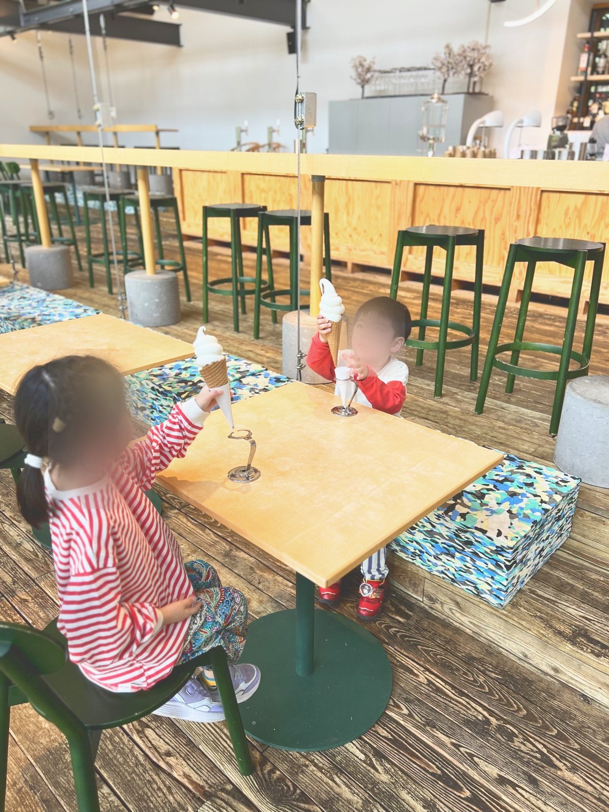 カフェの席に座る子どもたち