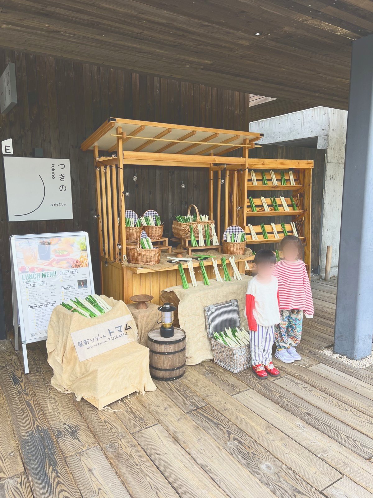 木の棚が並ぶ館内のショップ