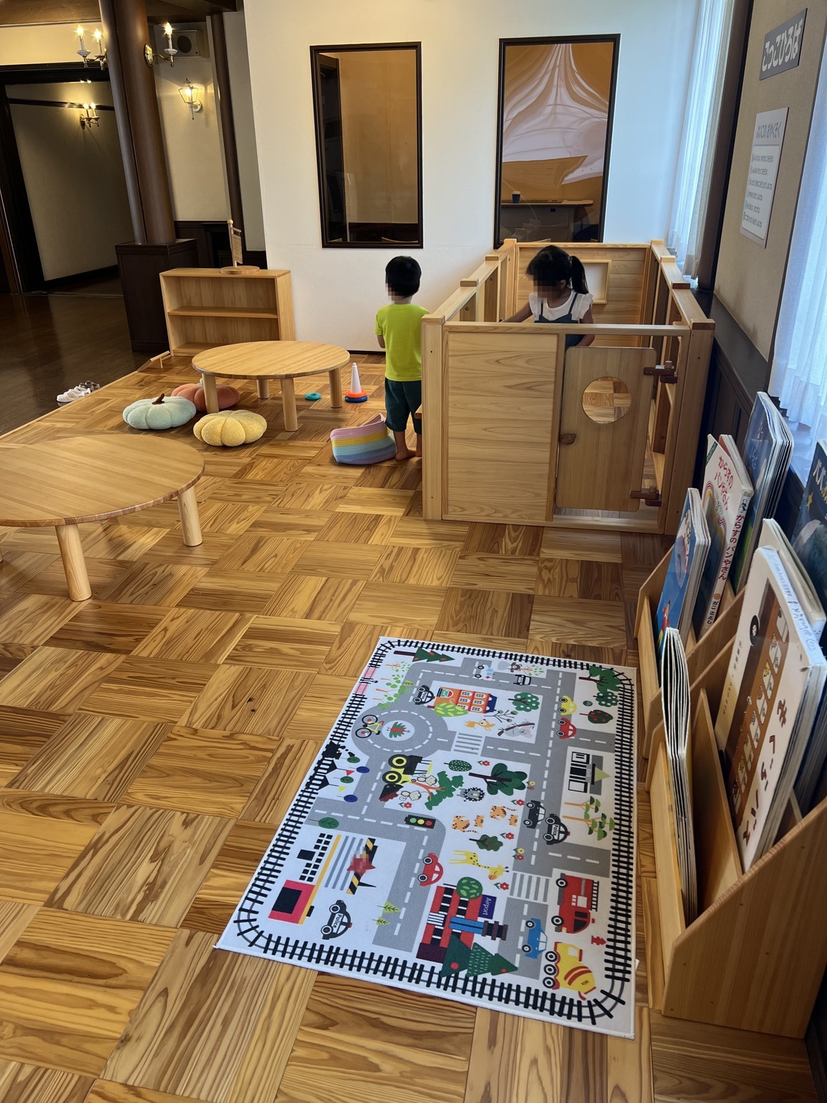 絵本とプレイマットのあるキッズスペース