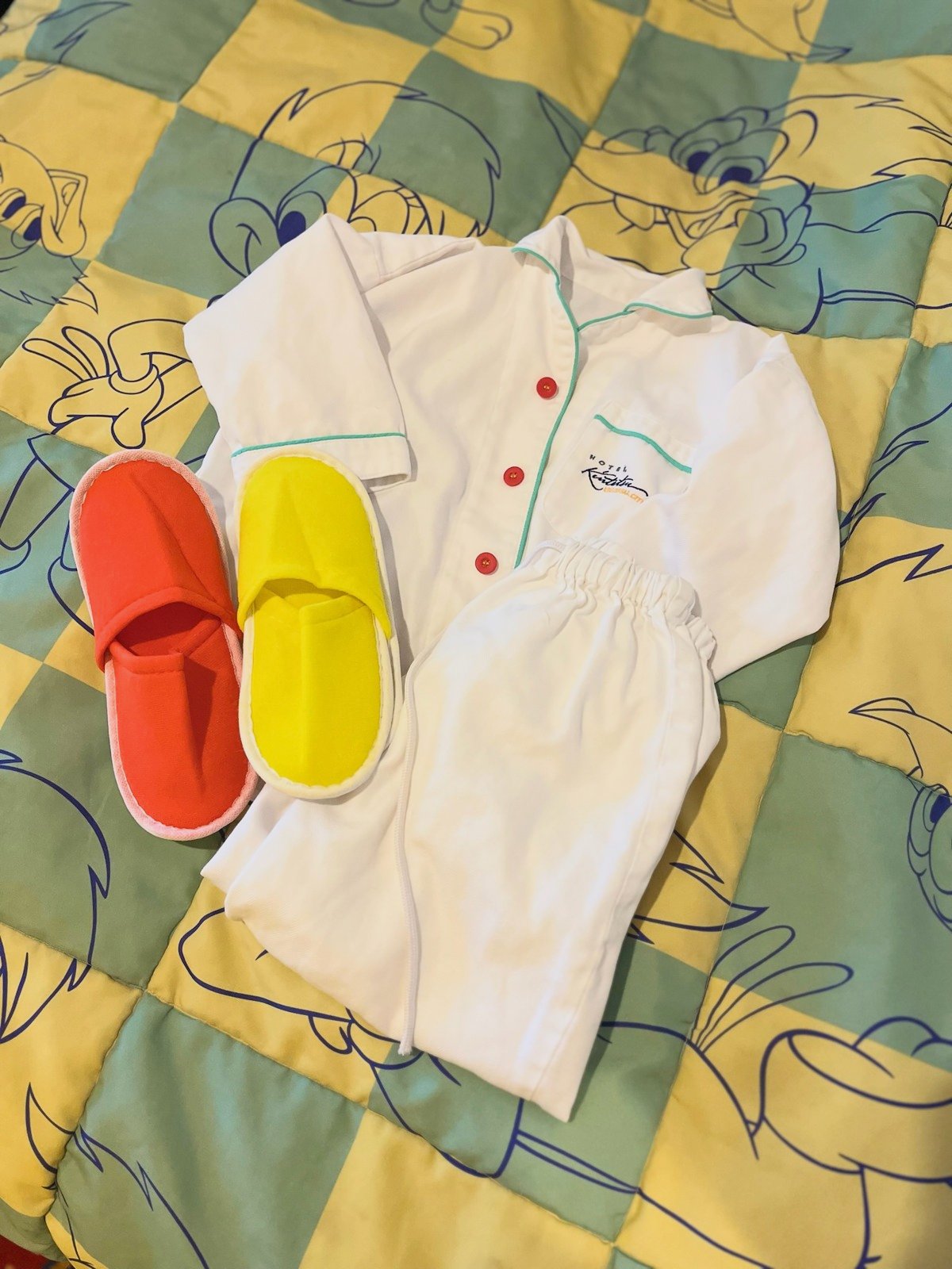 子ども用のパジャマと、赤と黄色のスリッパ