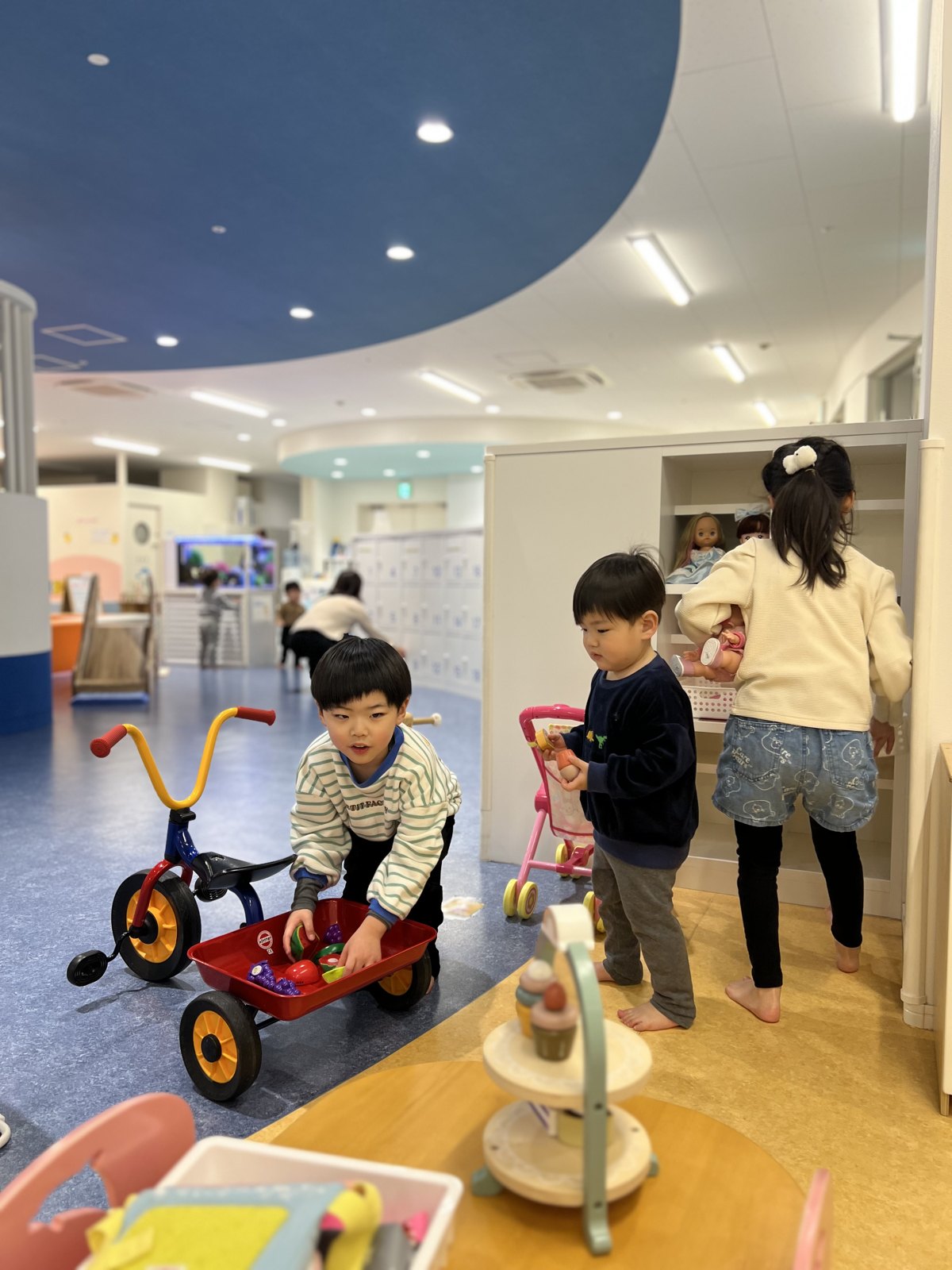 おままごとの道具や三輪車で遊ぶ子どもたち