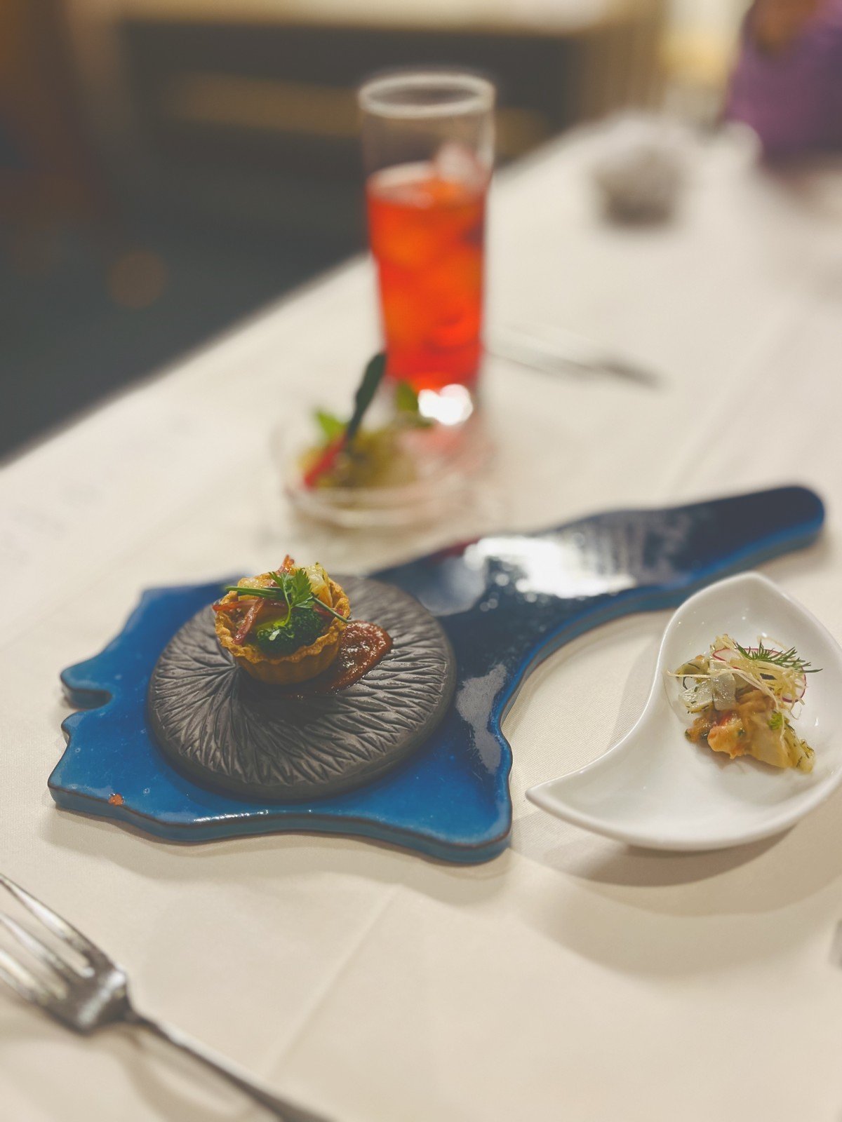 子ども用の一皿とドリンク
