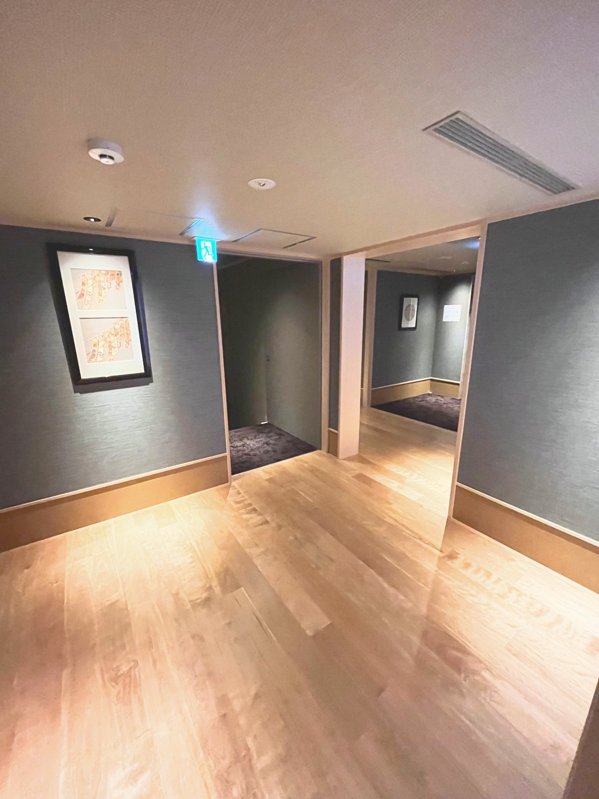 フローリングが続く館内の廊下