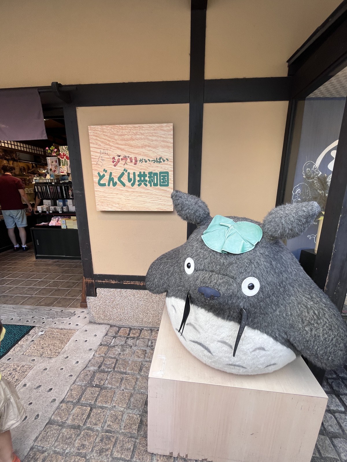 「ジブリがいっぱい どんぐり共和国」の店頭に置かれた大きなトトロ