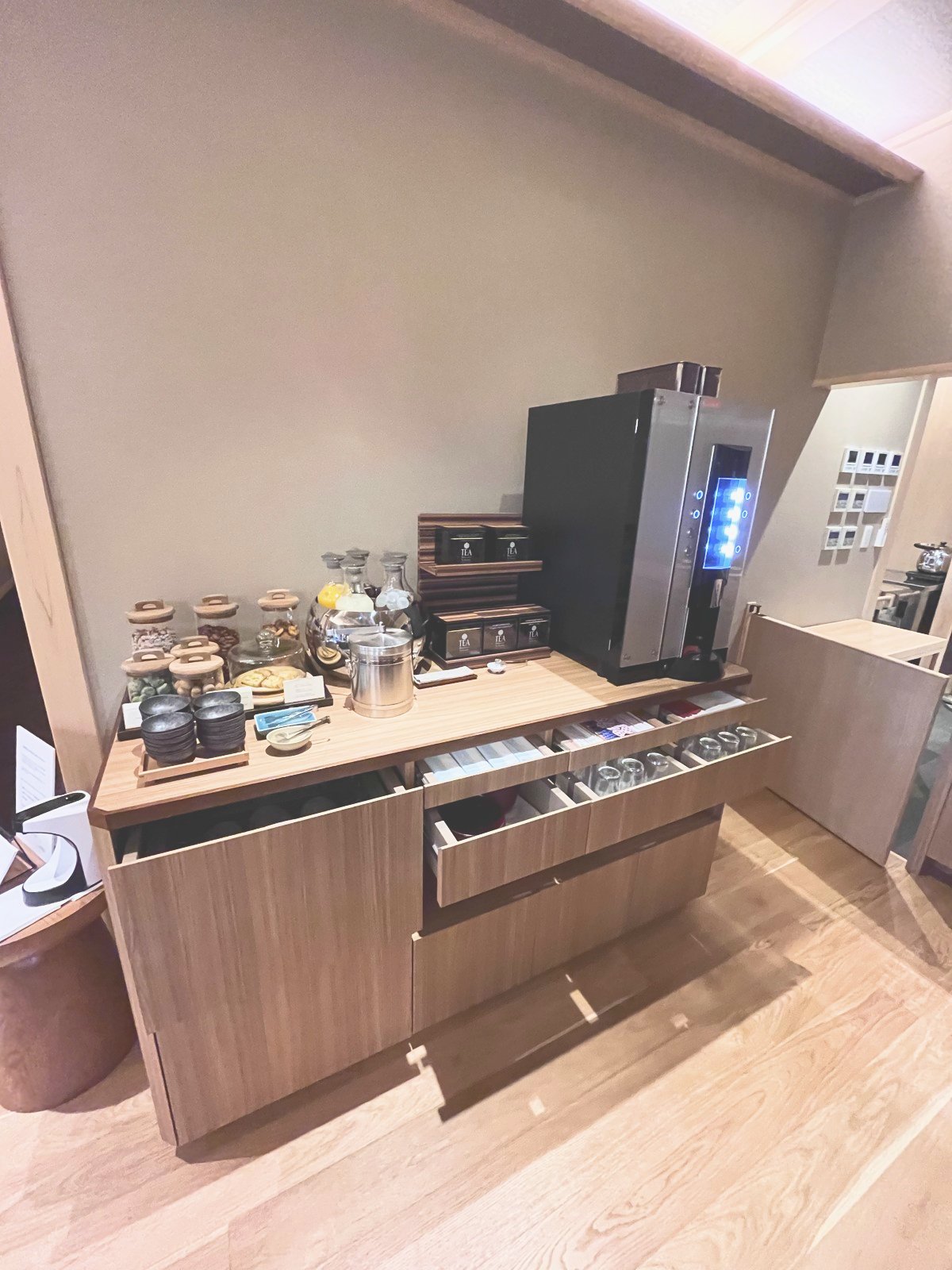 ラウンジに置かれたドリンクのカウンター