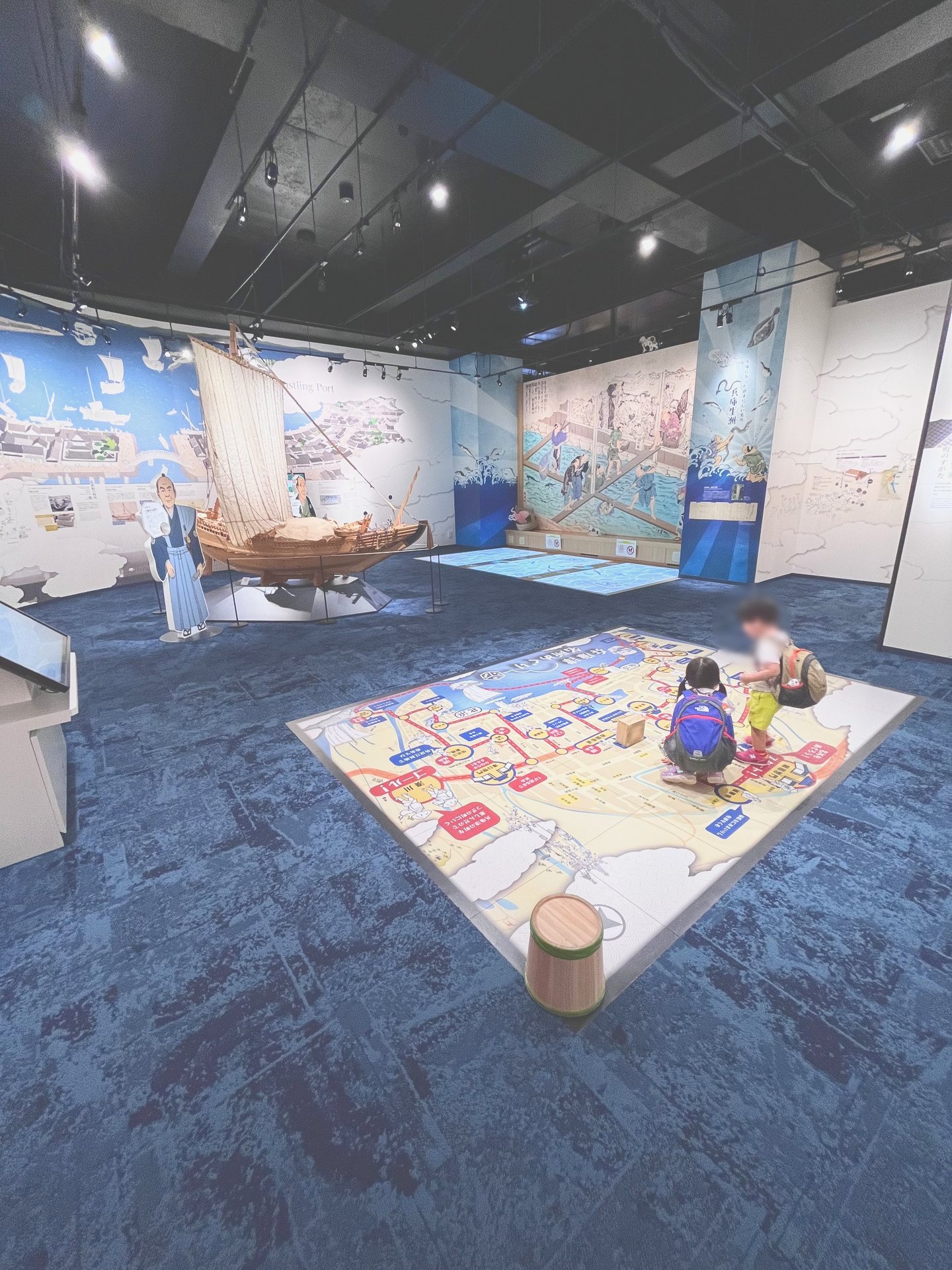 床の大きな地図と船の模型がある展示室