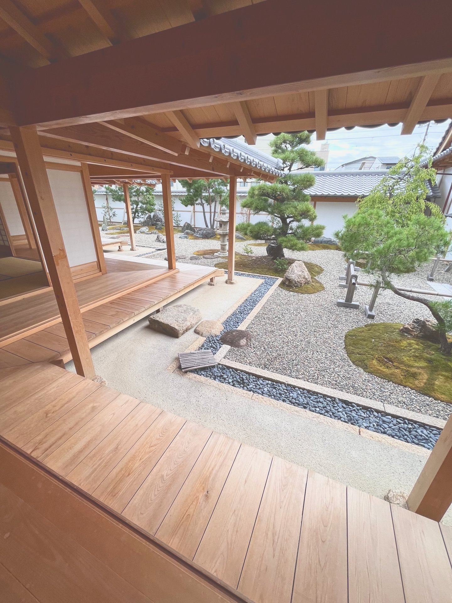 初代県庁館の縁側と庭