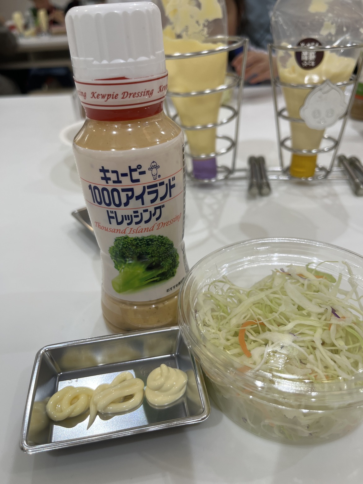 千切りキャベツと3種類のマヨネーズ、ドレッシング