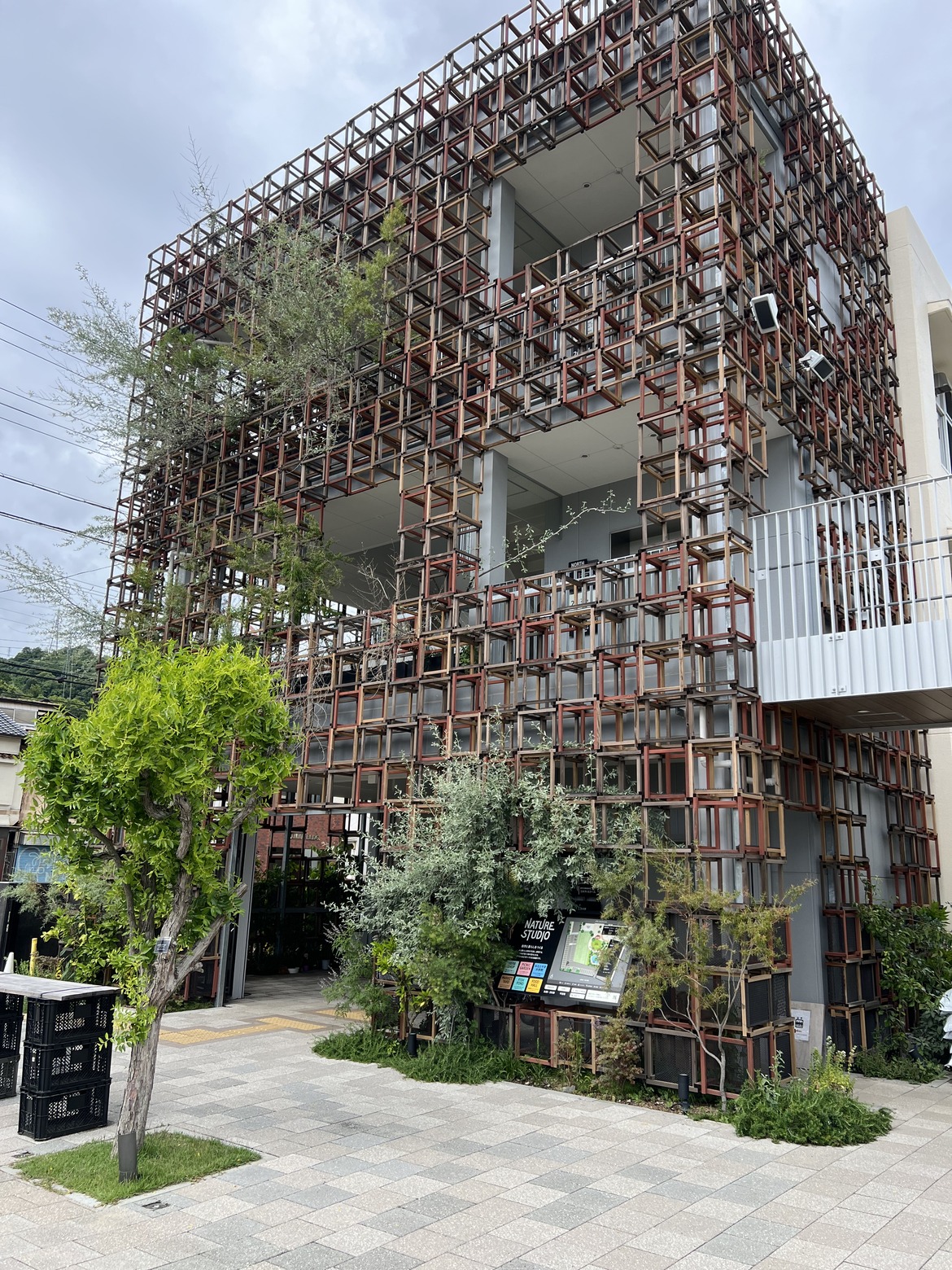 木格子におおわれた NATURE STUDIO の建物