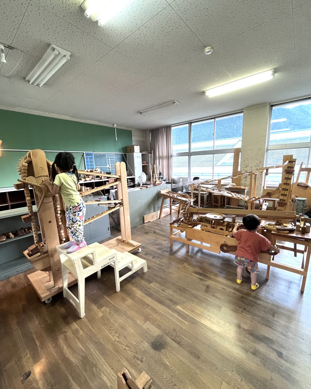 玉転がしの装置が教室いっぱいに並ぶ