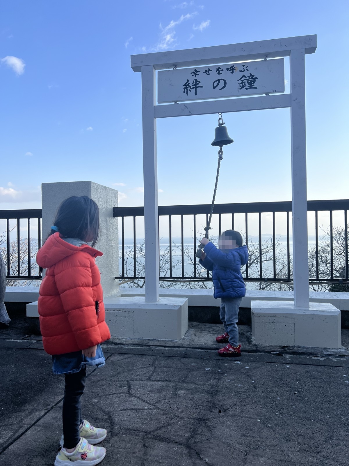 「幸せを呼ぶ 絆の鐘」と海