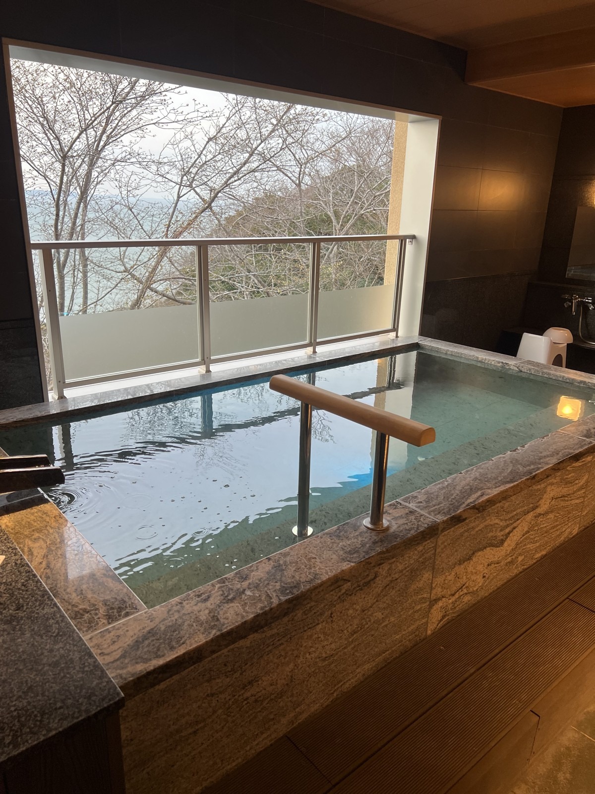 石鏡第一ホテル神具良は三世代旅行におすすめ?個室食事とトンビの餌やり体験レポ