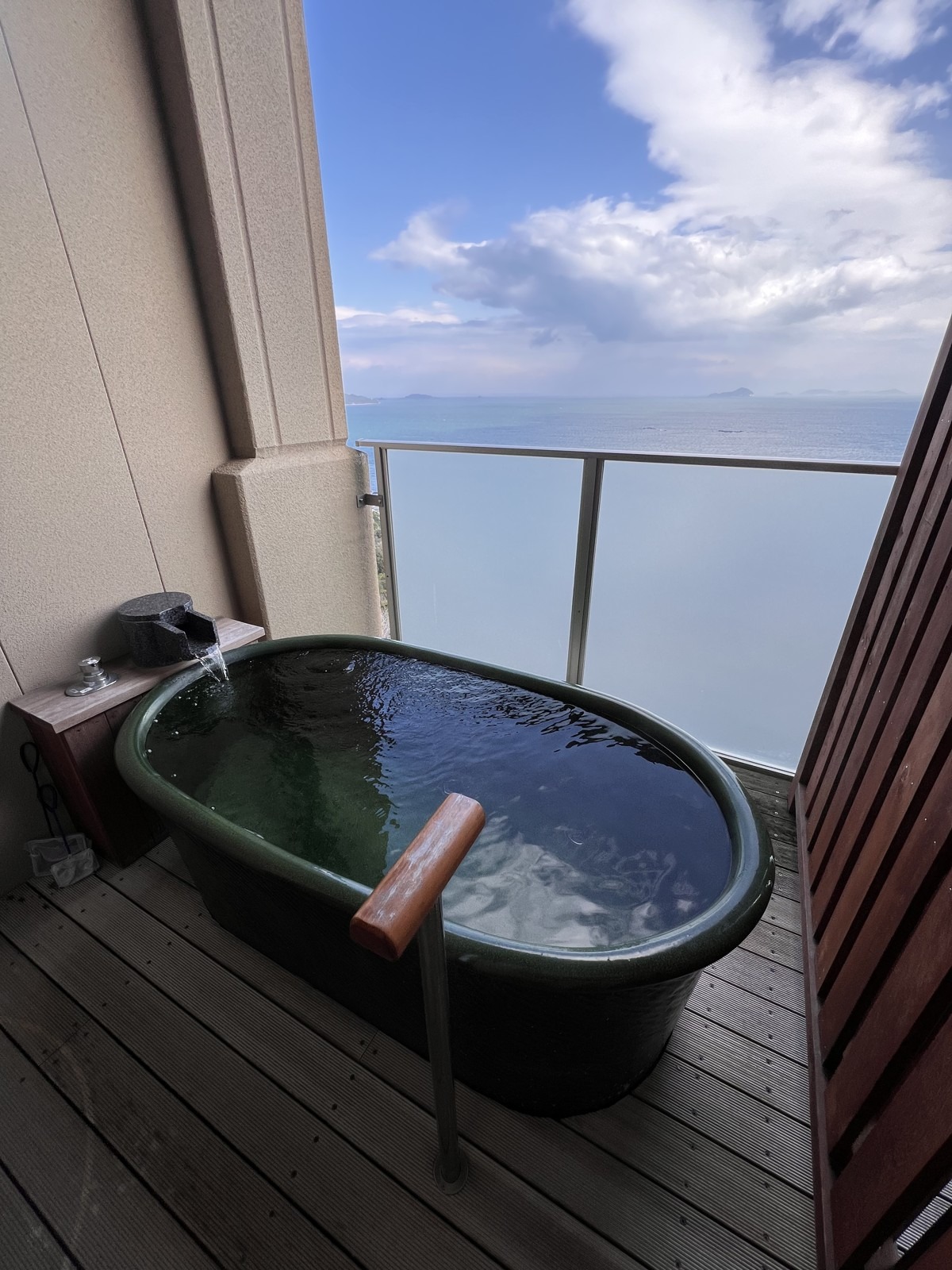 部屋の露天風呂。海を見ながら入れる