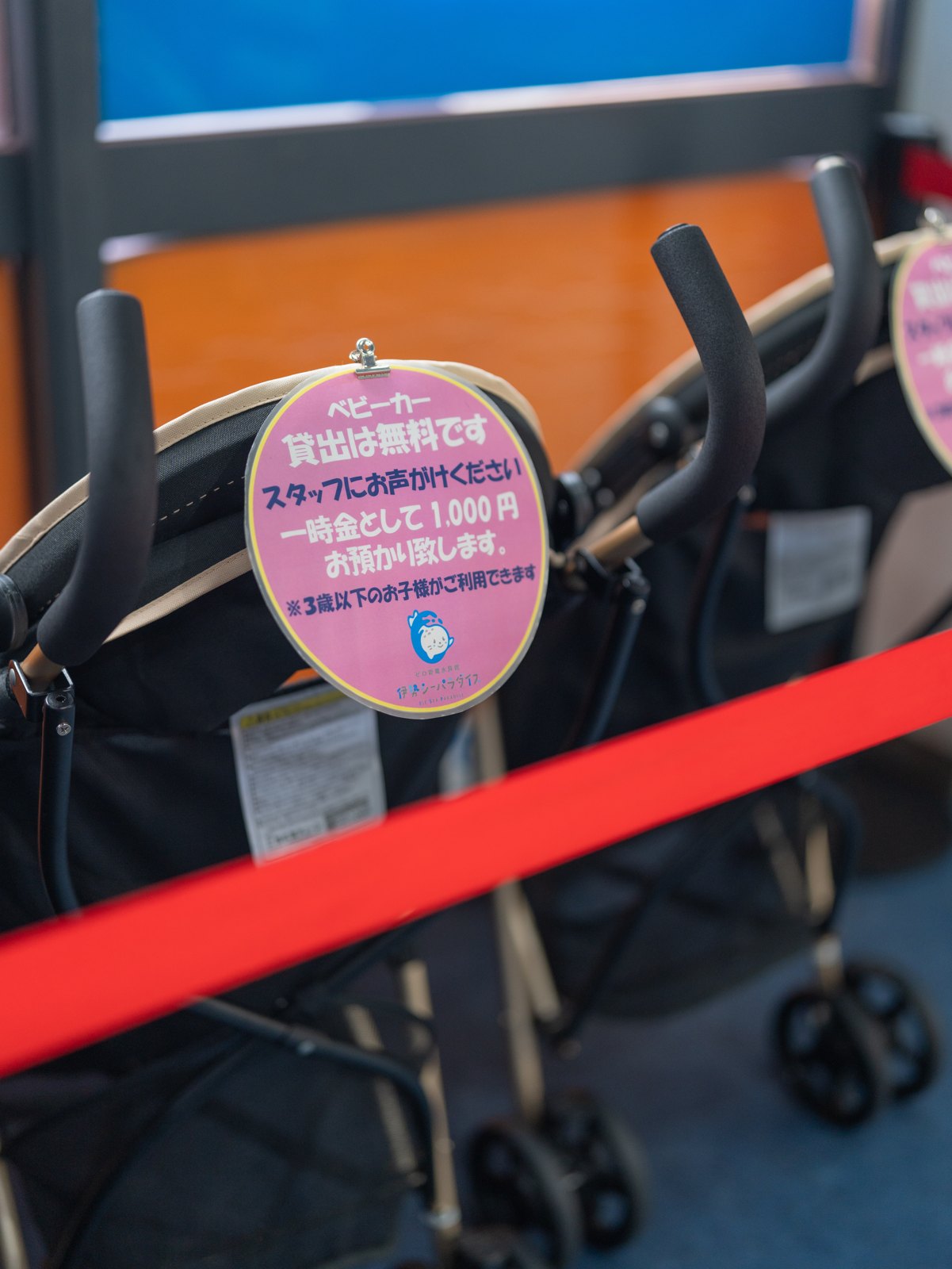 「ベビーカー 貸出は無料です」と書かれた案内が付いた貸出用ベビーカー
