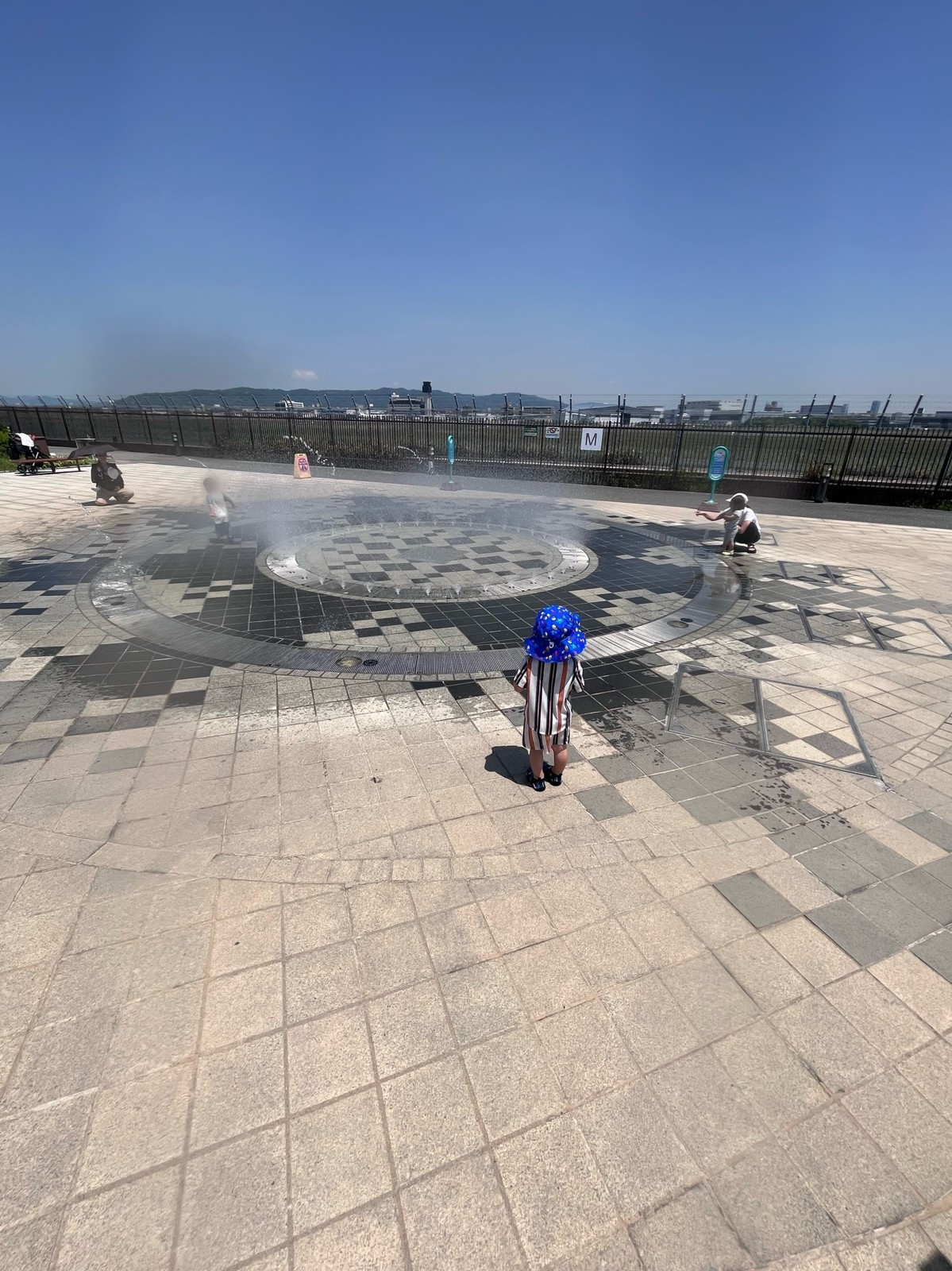 円形の噴水広場。まわりから水が噴き上がっている