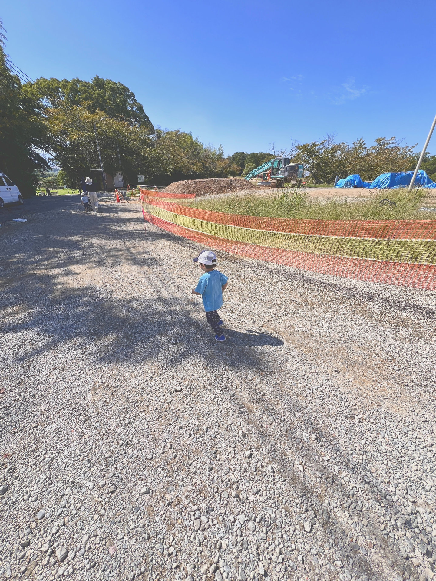 公園へ向かう途中の未舗装の道