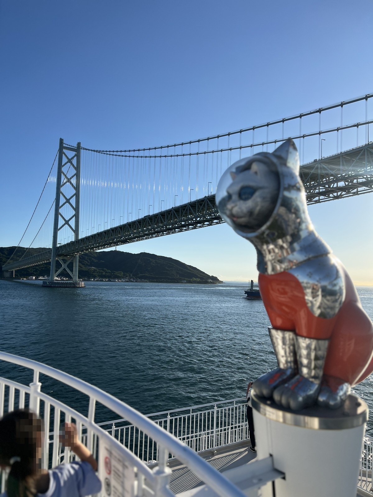デッキの猫の像ごしに見上げる明石海峡大橋
