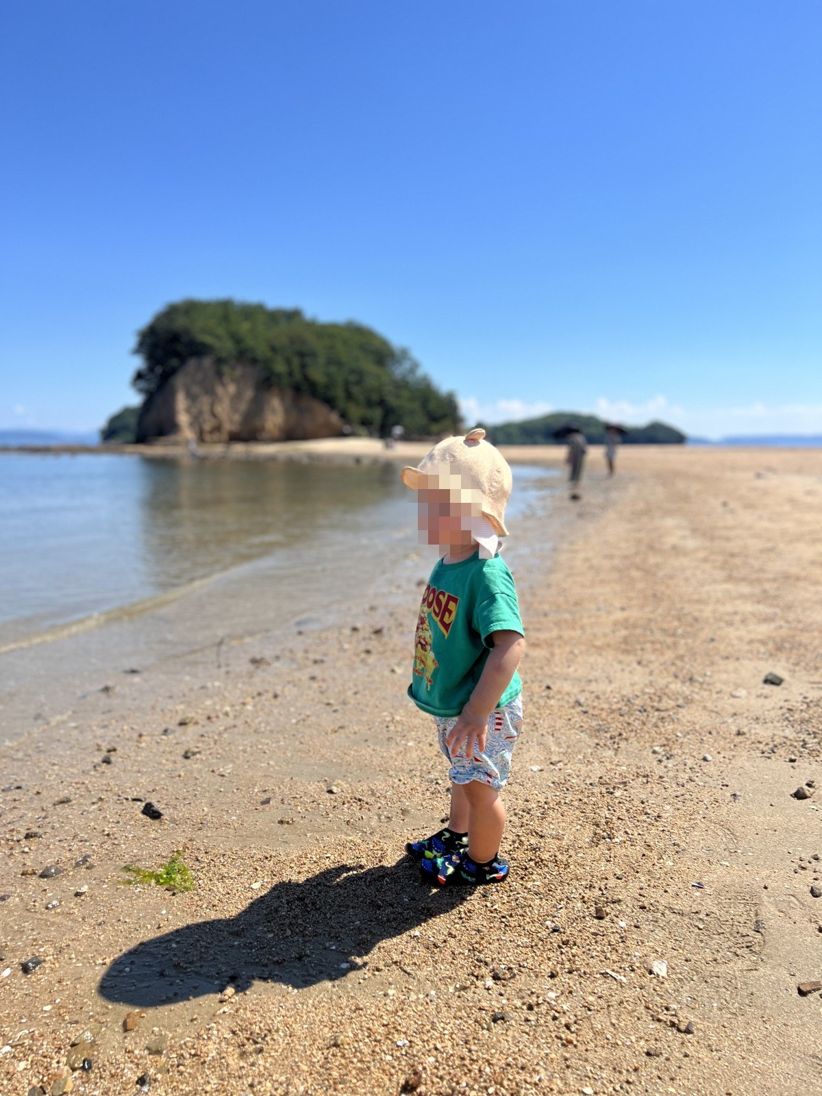 干潮であらわれた砂の道と小さな島