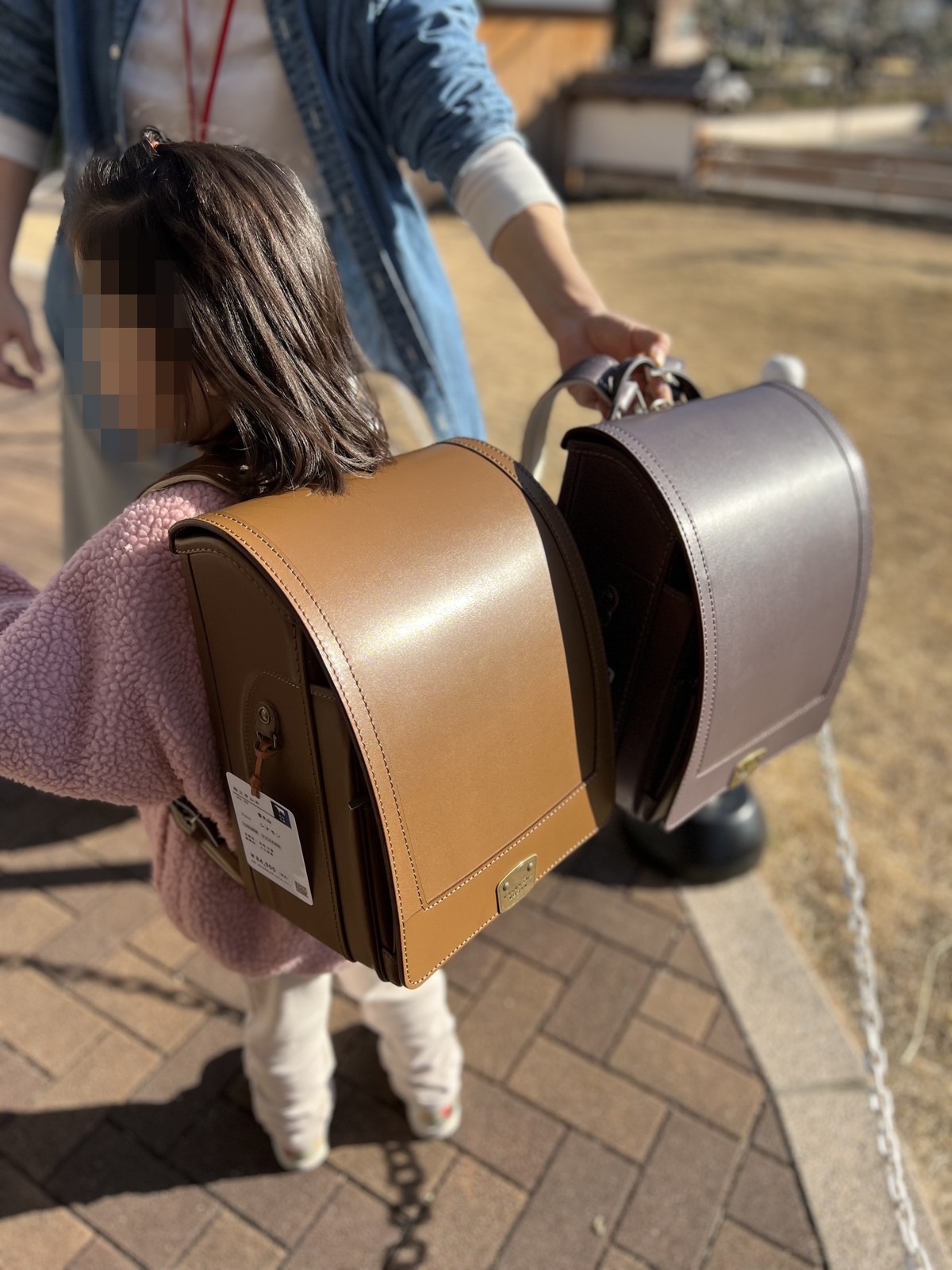 ランドセルを背負って確かめる子ども