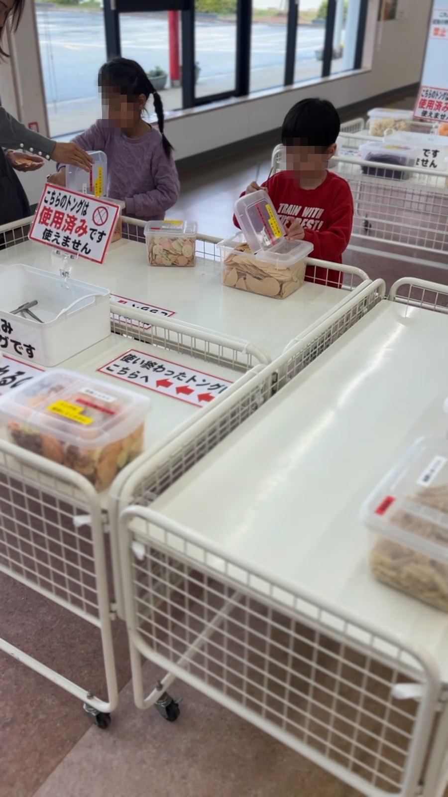 トングで試食を取る子どもたち