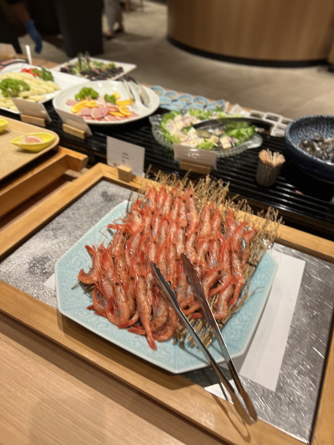 大皿に盛られた甘エビ
