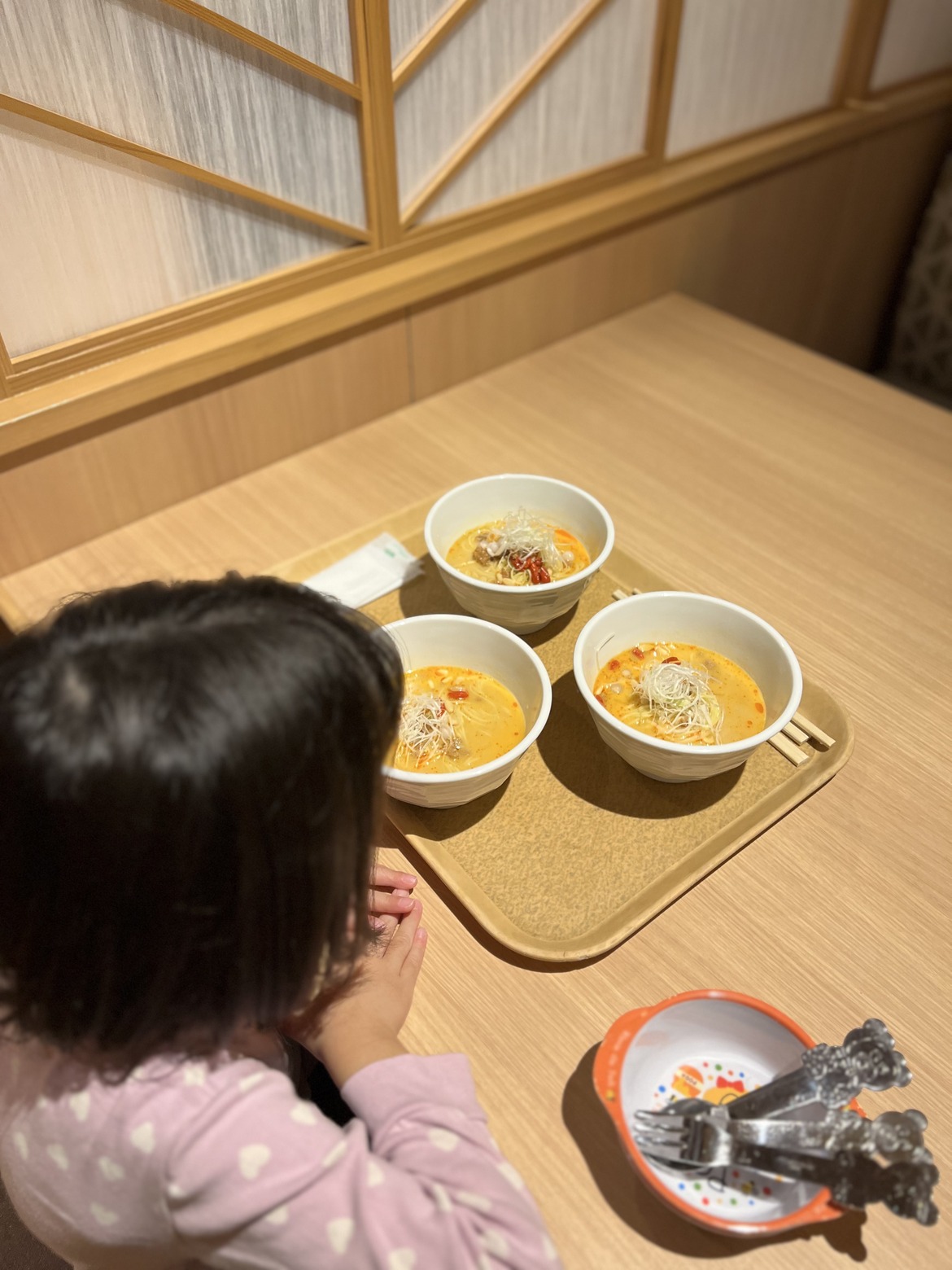 子ども用の食事が並んだテーブル