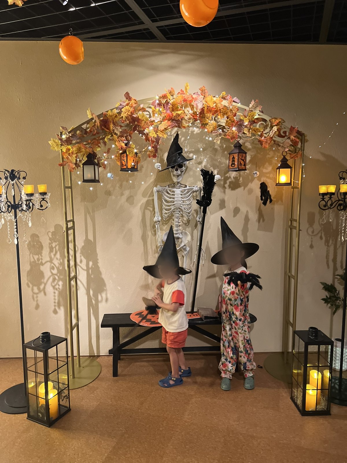 魔女の帽子をかぶって写真を撮れるハロウィンのフォトスポット