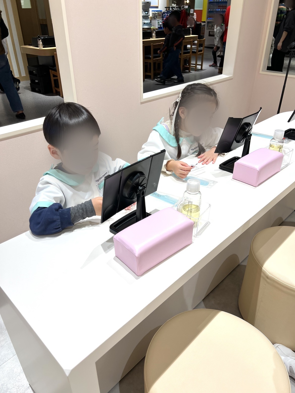 制服を着て鏡の前に座る子どもたち