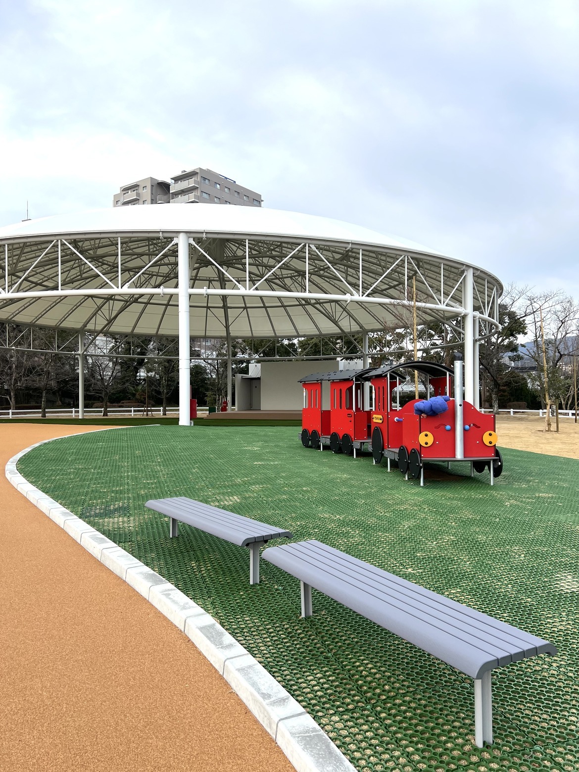 屋根がかかった広場に停まったミニトレイン