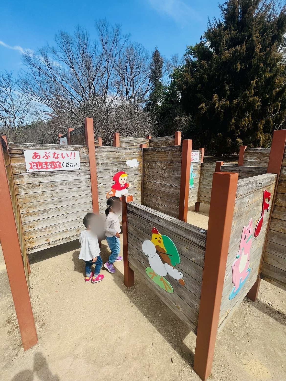 木の迷路を歩く子どもたち