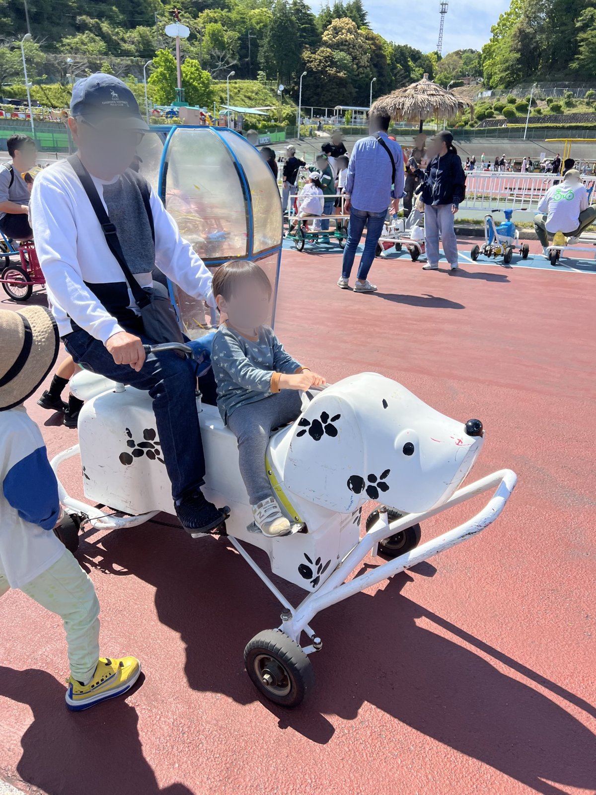 ダルメシアンの形の自転車にじじと乗る2歳