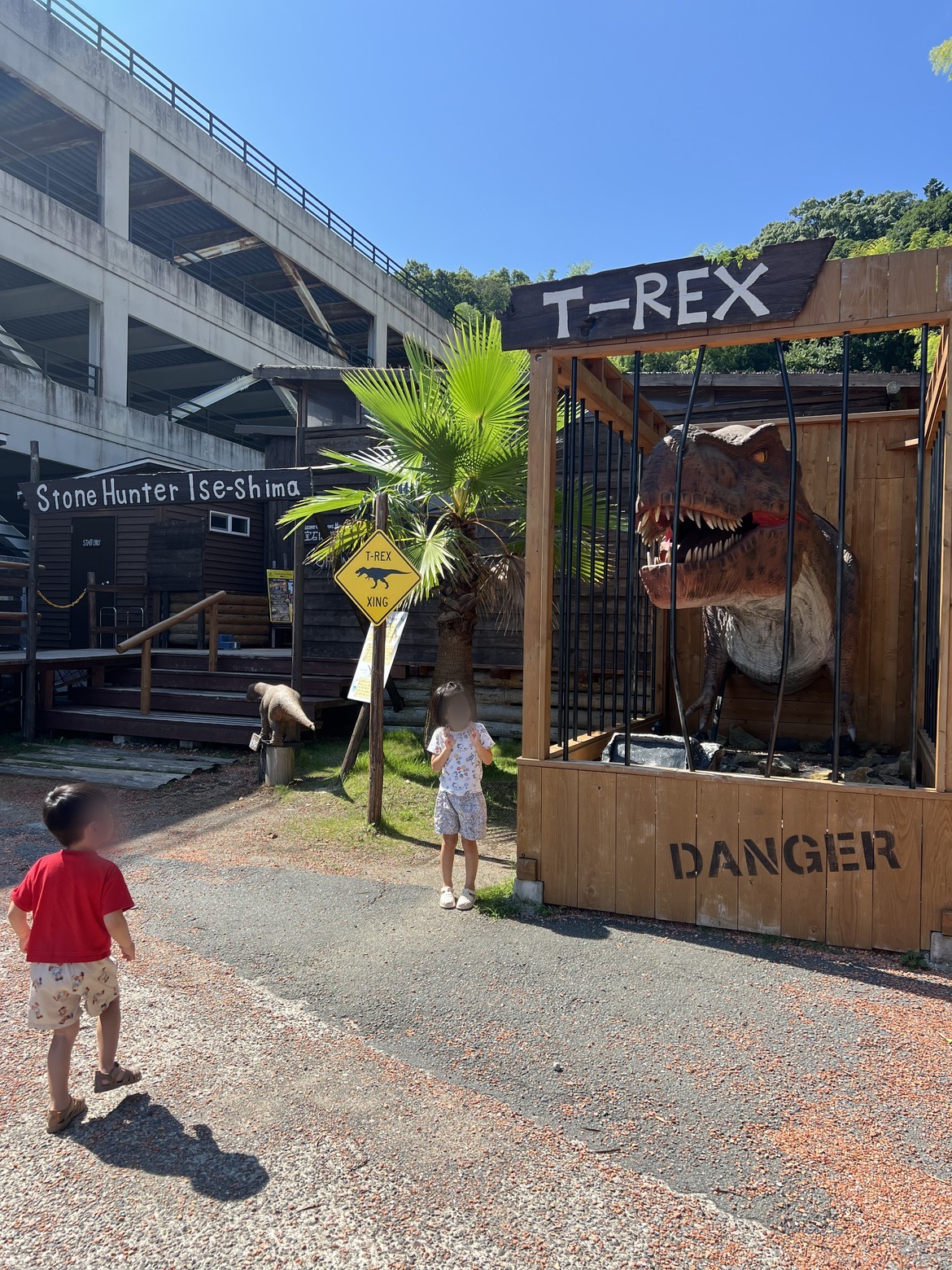 T-REXの模型が置かれた「Stone Hunter Ise-Shima」の入口