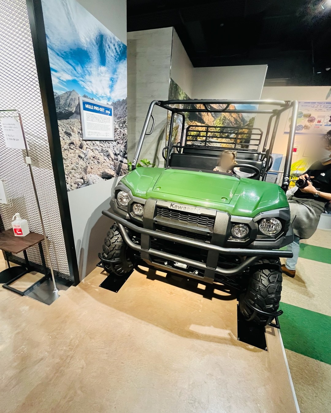 MULEの運転席に座る子ども