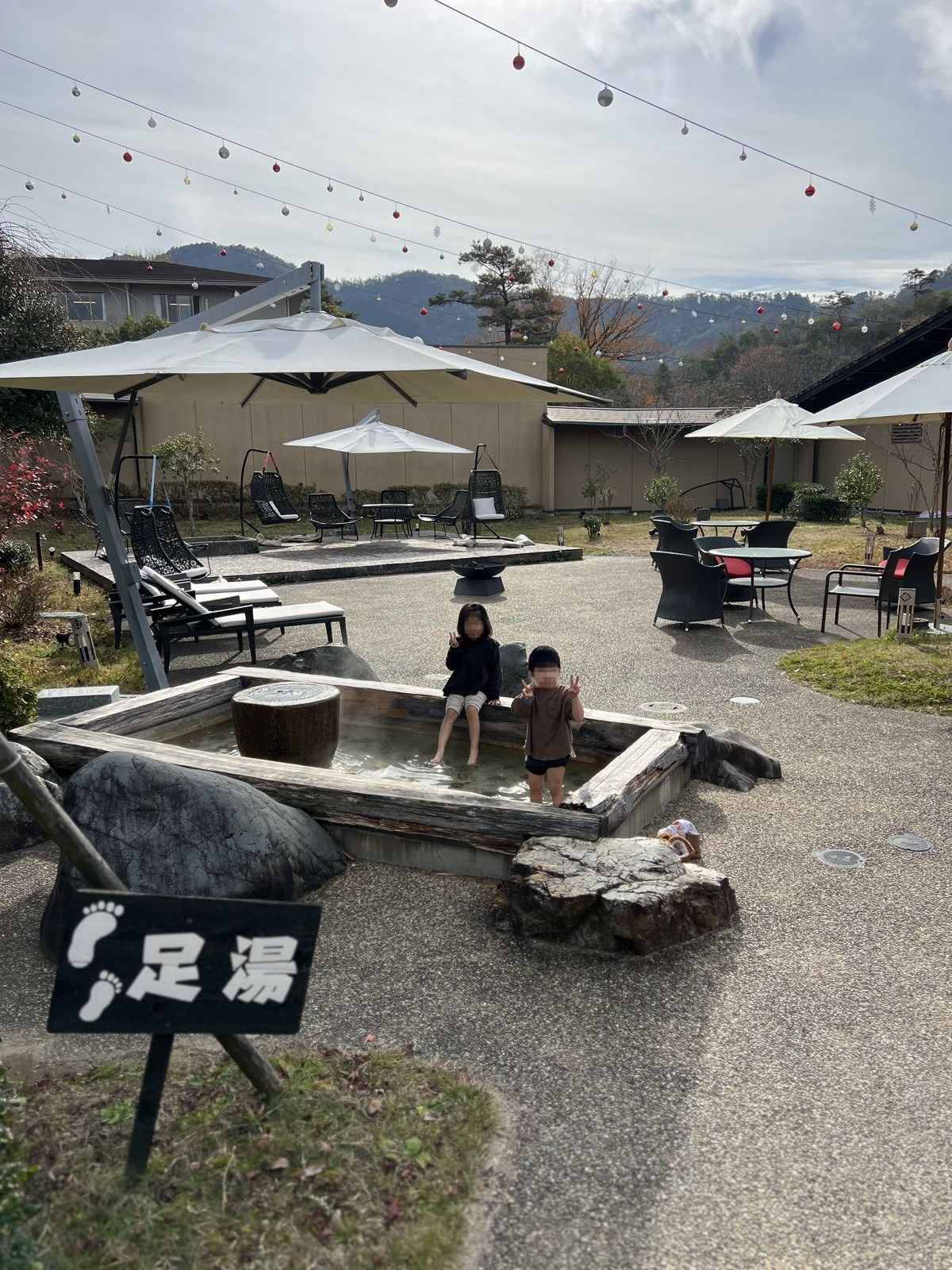 「足湯」の看板がある屋外の足湯