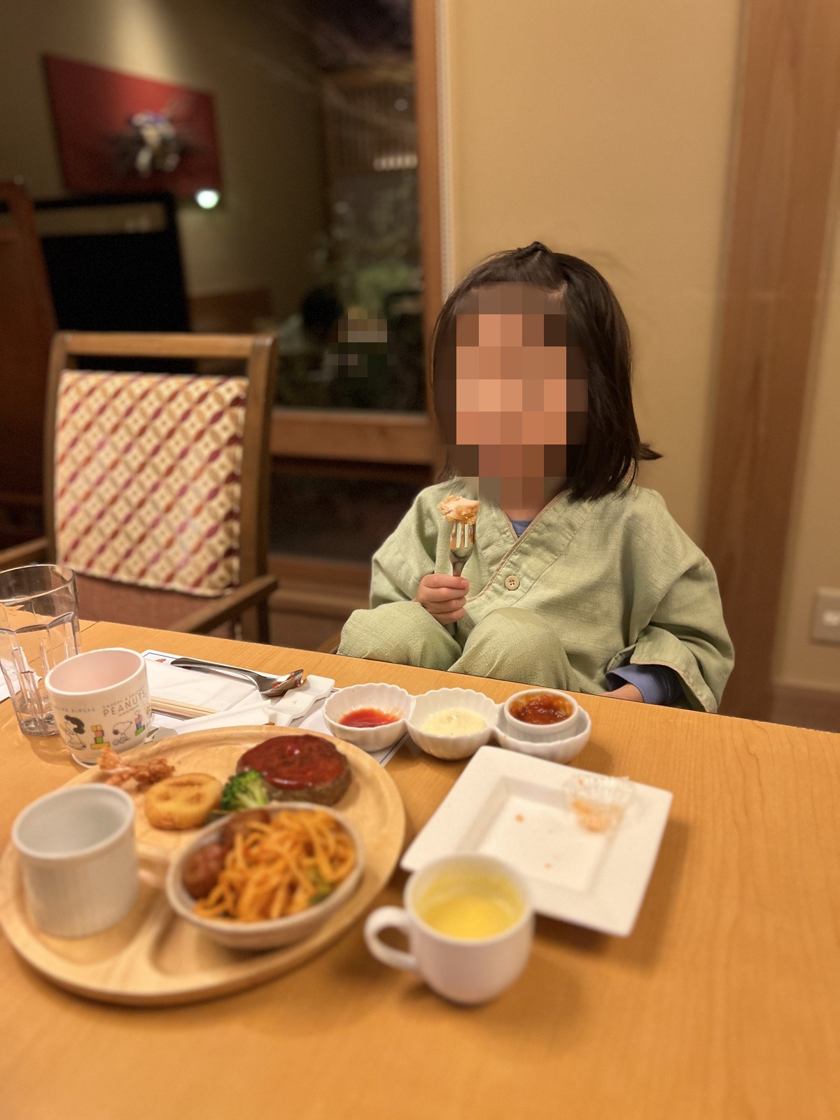 キッズプレートを前に座る子ども