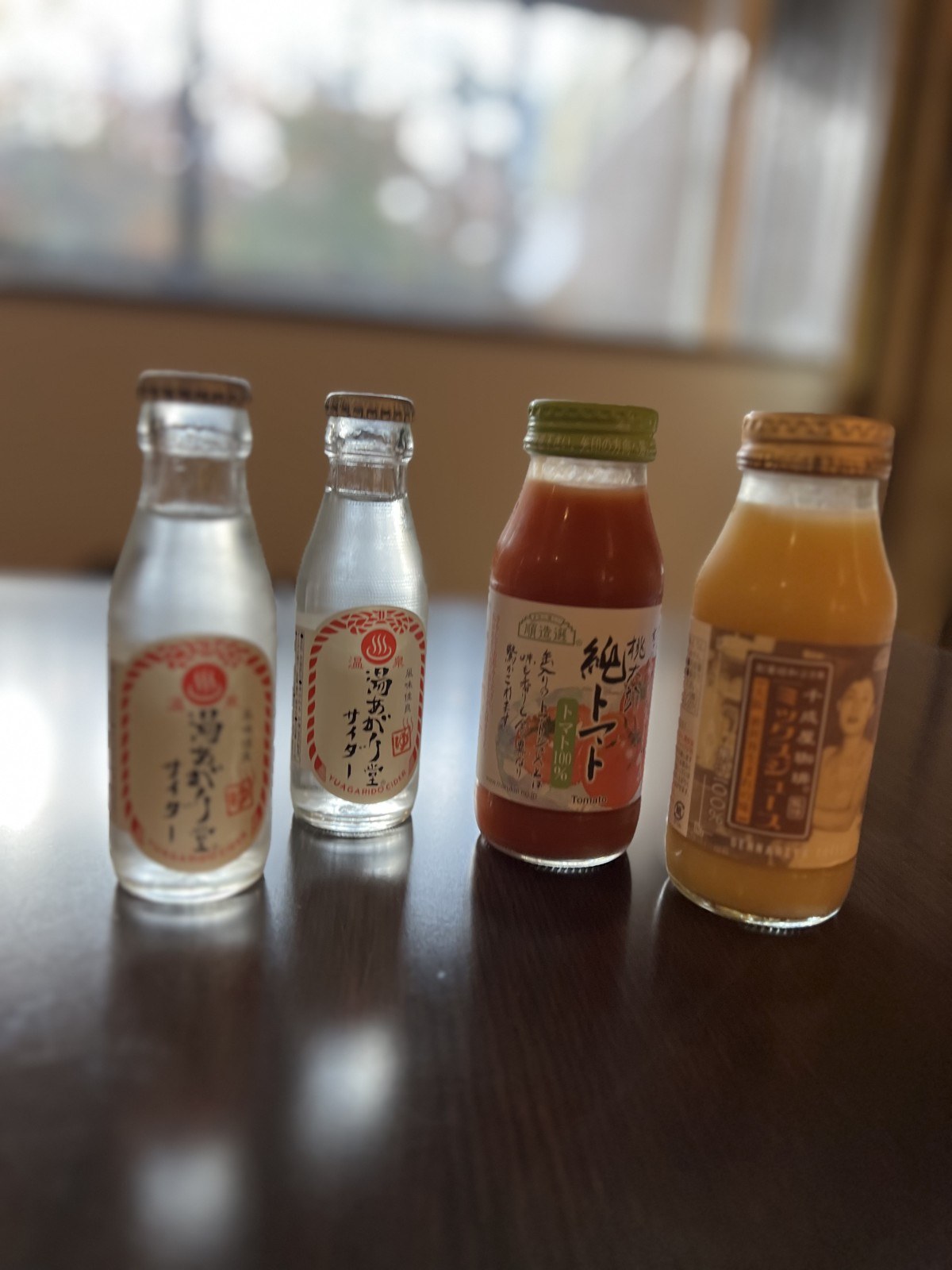 地元のラムネやジュースの瓶4本