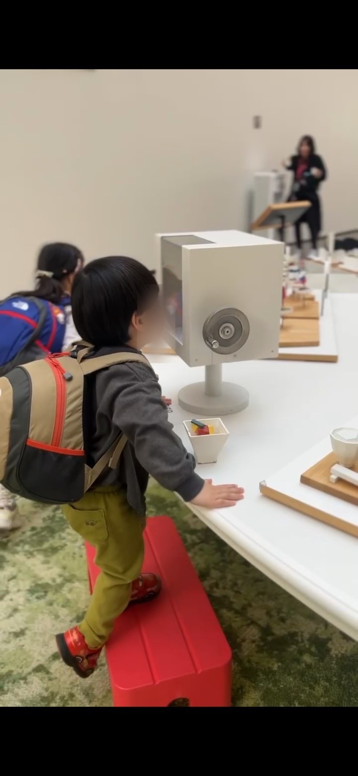 台に置かれた体験装置をのぞきこむ子ども