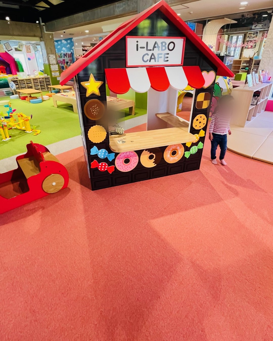 i-LABO CAFEと書かれたお店やさんごっこの小屋