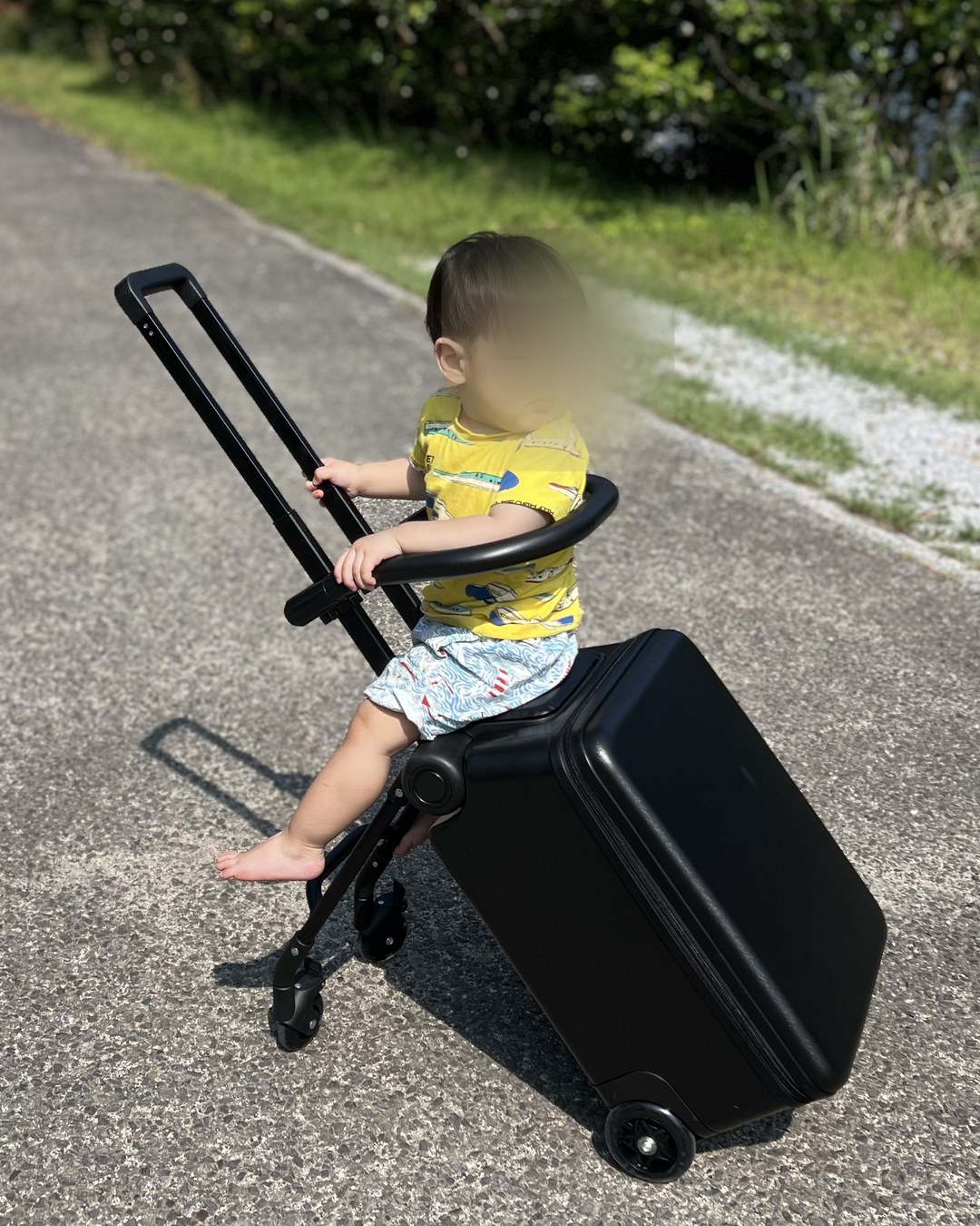 子どもが乗れるスーツケース「キッズトラベルNEO」は旅先のベビーカー代わりになる？