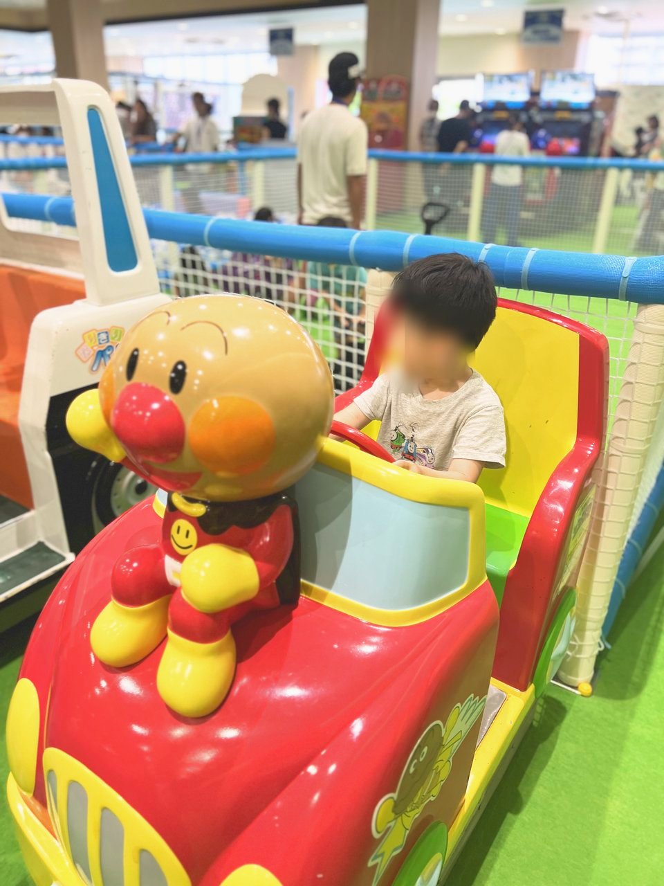 アンパンマンの車の乗り物に乗る子ども