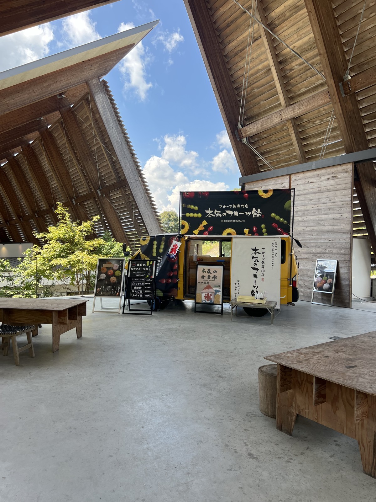 木の屋根の下に出店が並ぶマルシェVISON