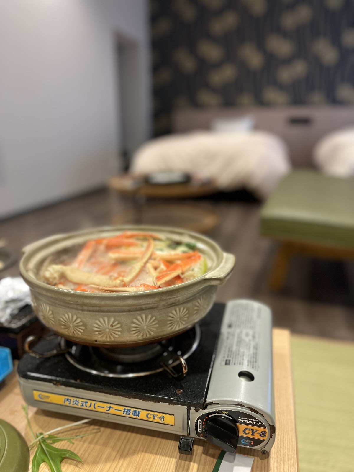 カセットコンロにかけられたカニ鍋