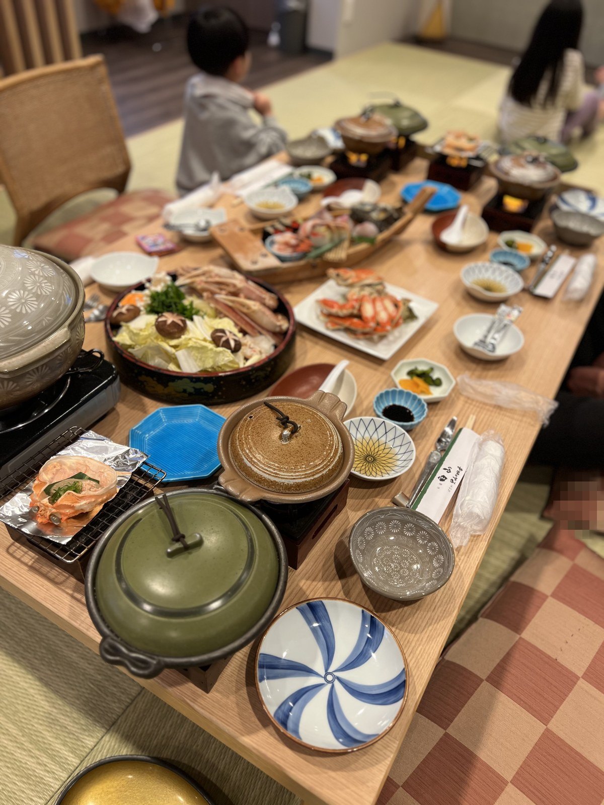 テーブルいっぱいに並んだ夕食