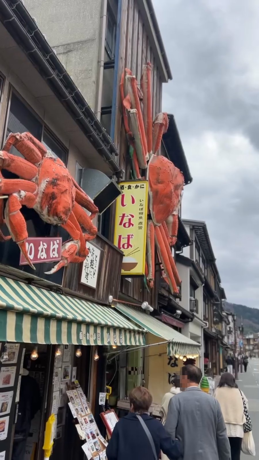 巨大なカニの看板が出ている城崎の温泉街