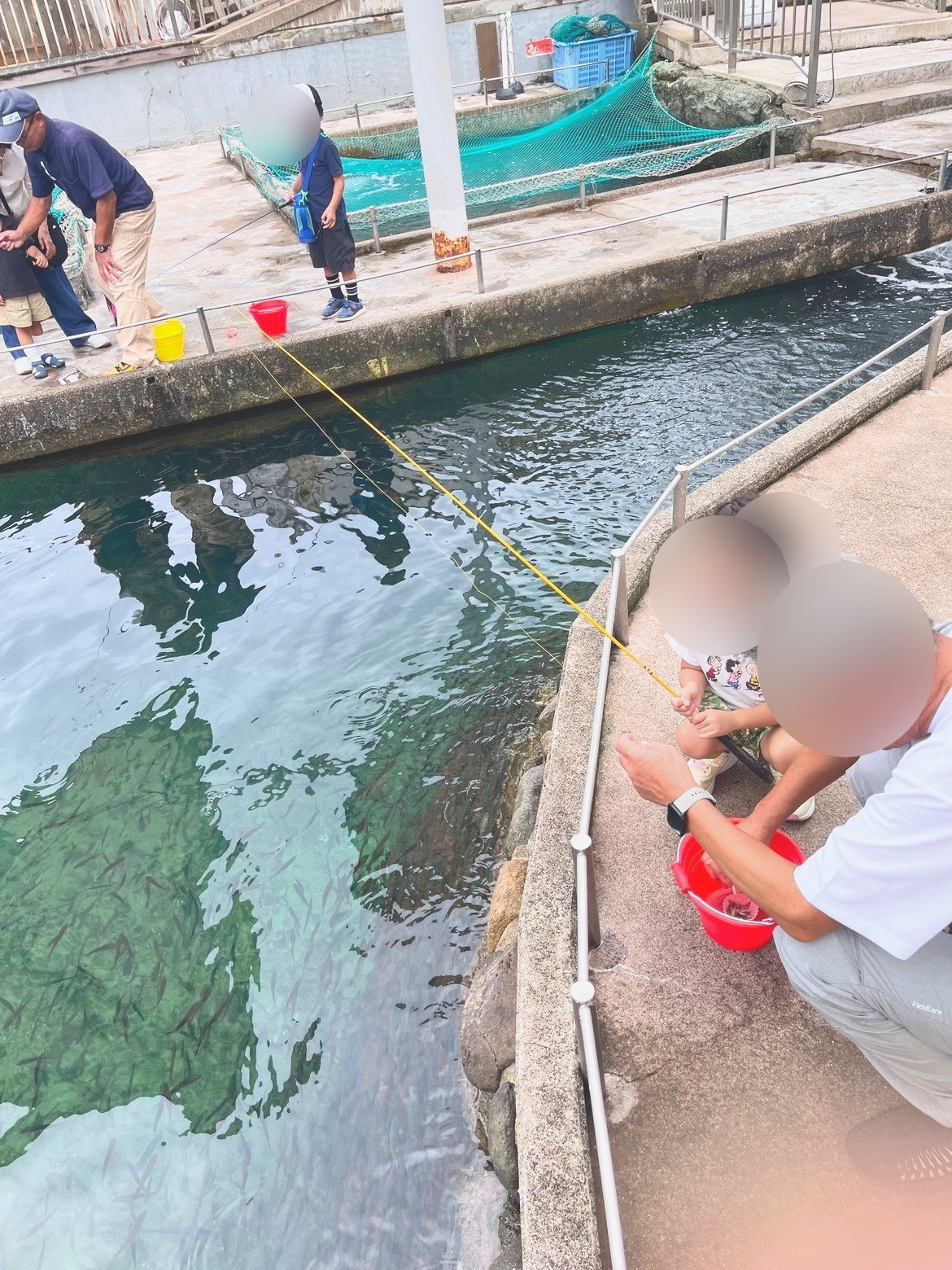 外のアジ釣りコーナーで釣りをする様子