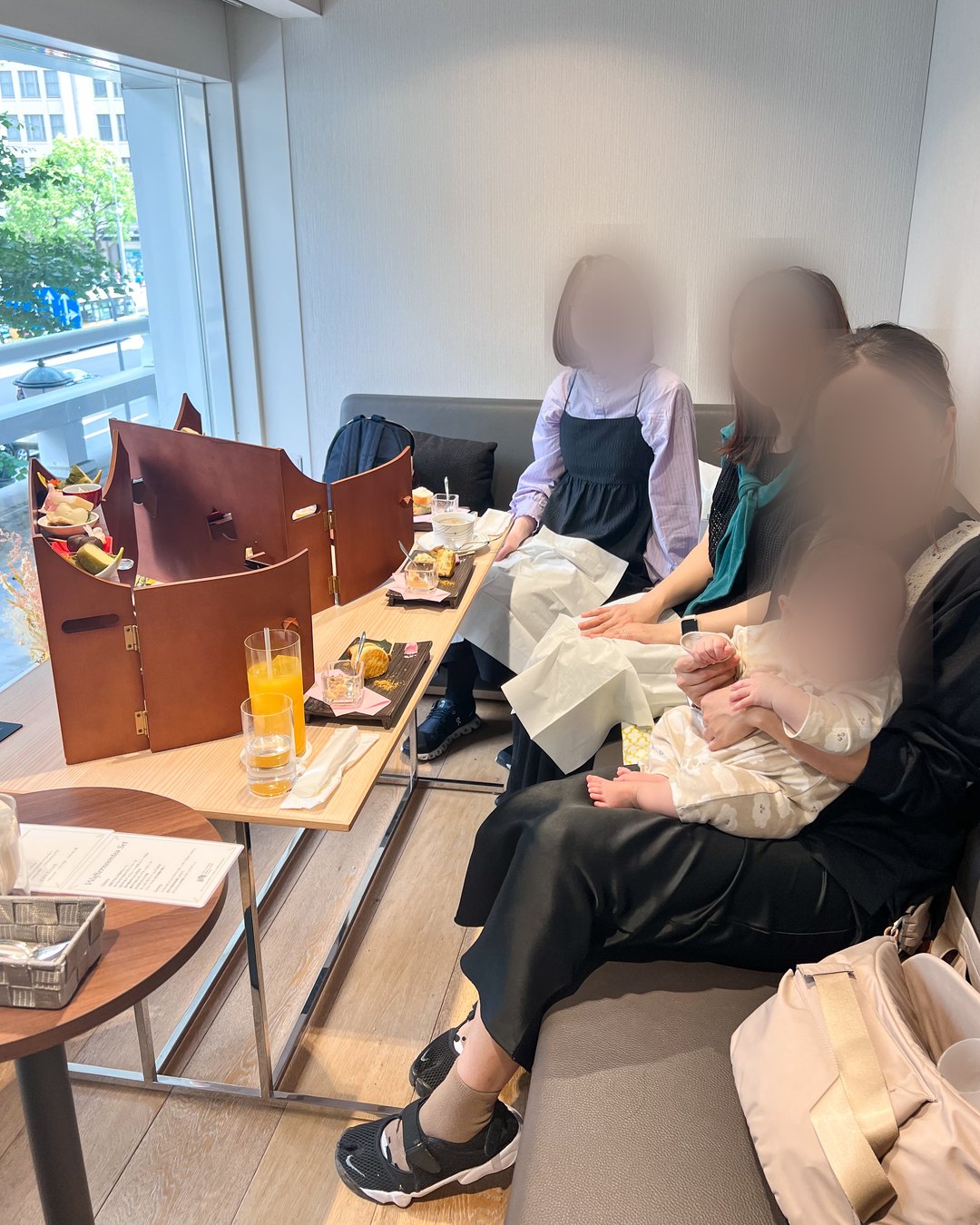 窓際にソファ席と細長いテーブルがある半個室