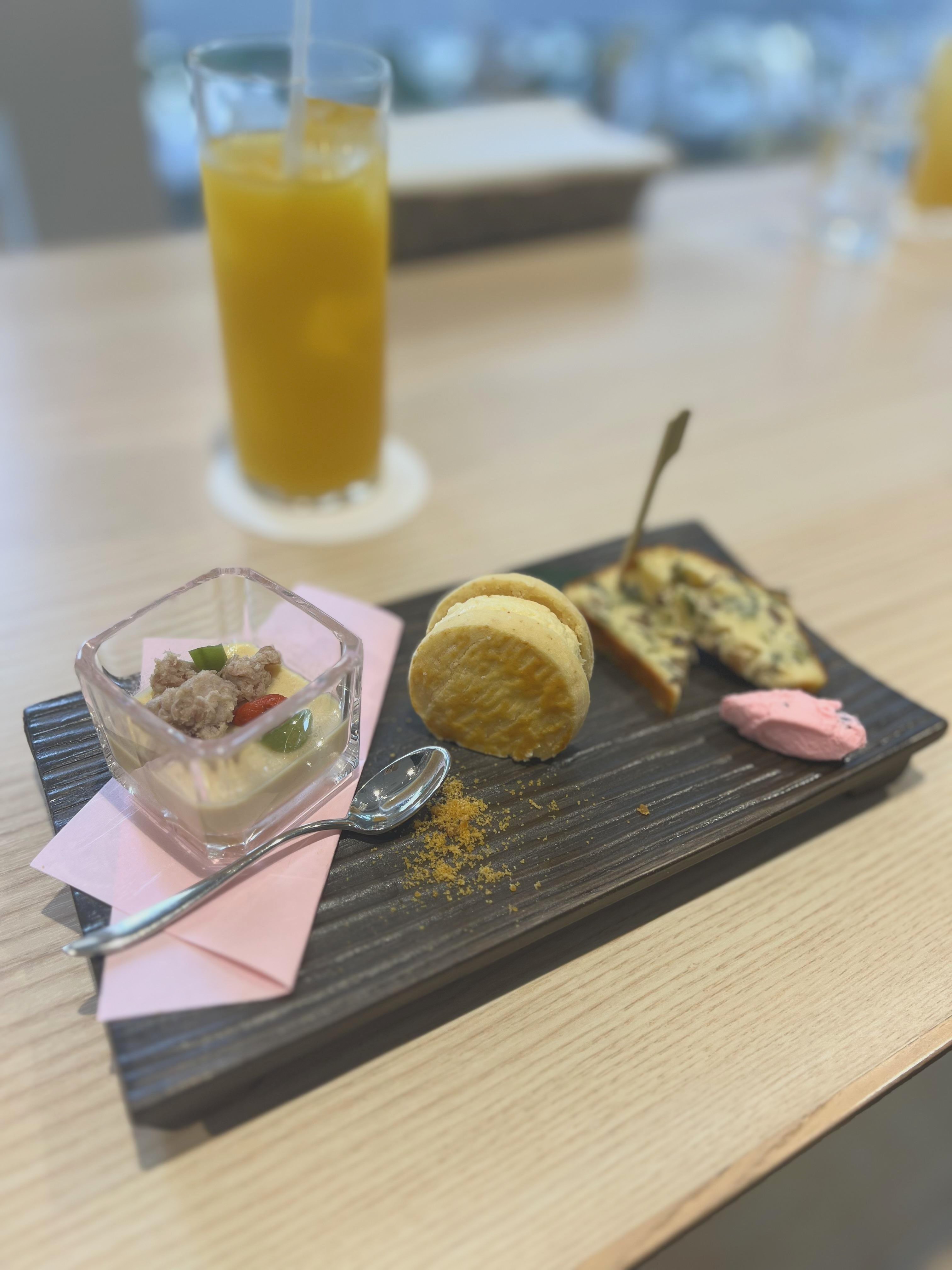 アフタヌーンティーのお菓子と飲み物
