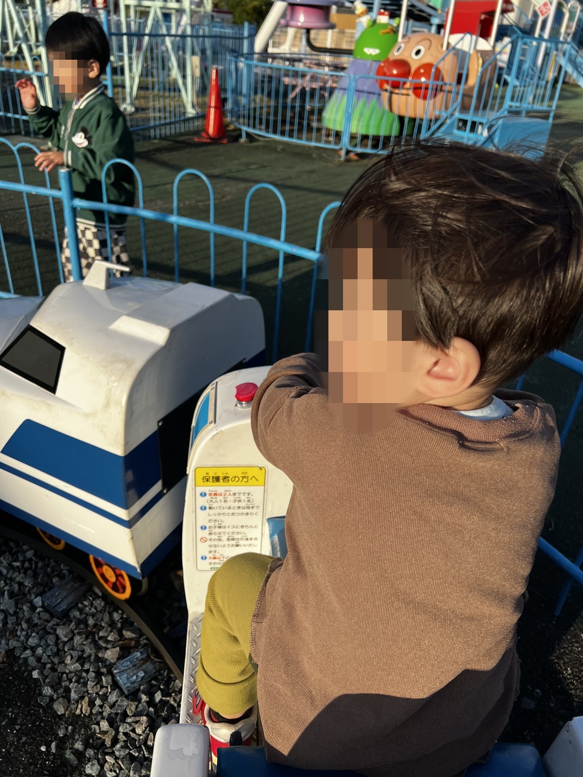 電車の乗り物に乗る子ども