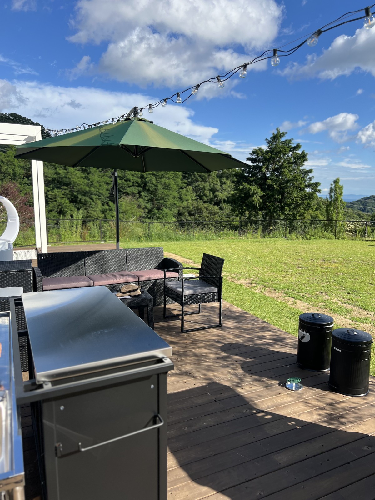 デッキのBBQコンロとパラソル