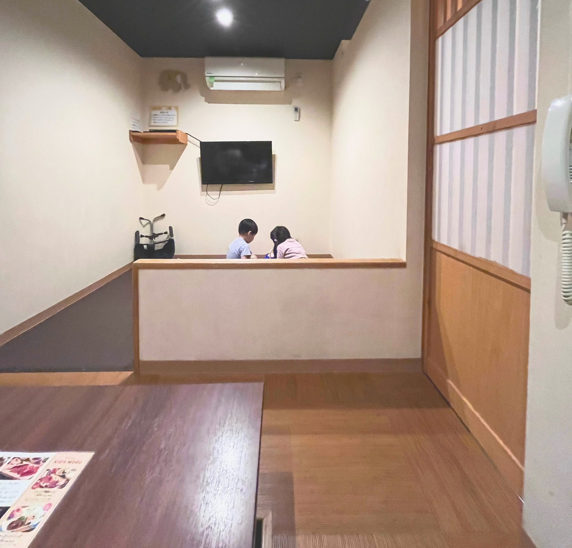 食事のテーブルとは別に広いスペースがある個室